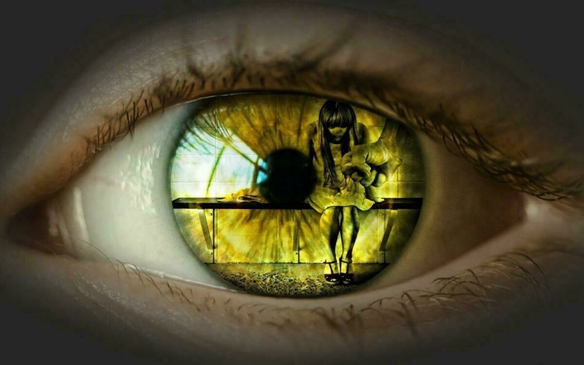 In einem großen Auge spiegelt sich eine traurige Frau und sie wird von einer Faust bedroht In einem großen Auge spiegelt sich eine traurige Frau und sie wird von einer Faust bedroht